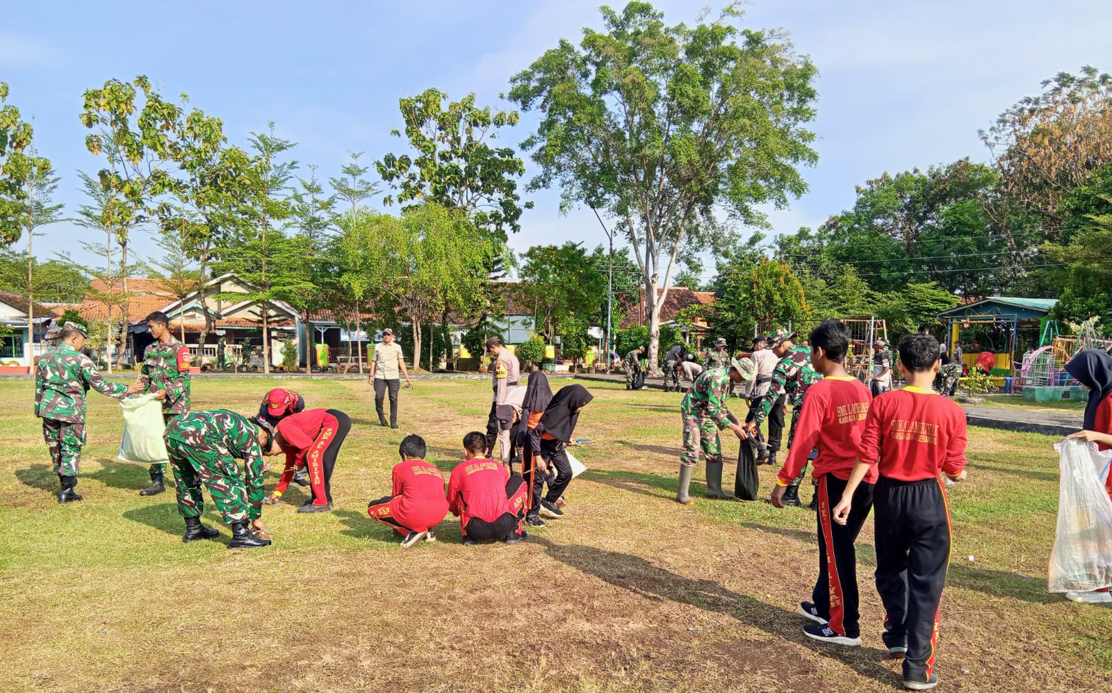 forkompincam-lebaksiu-ikuri-karya-bakti-tni-di-dukuhdamu