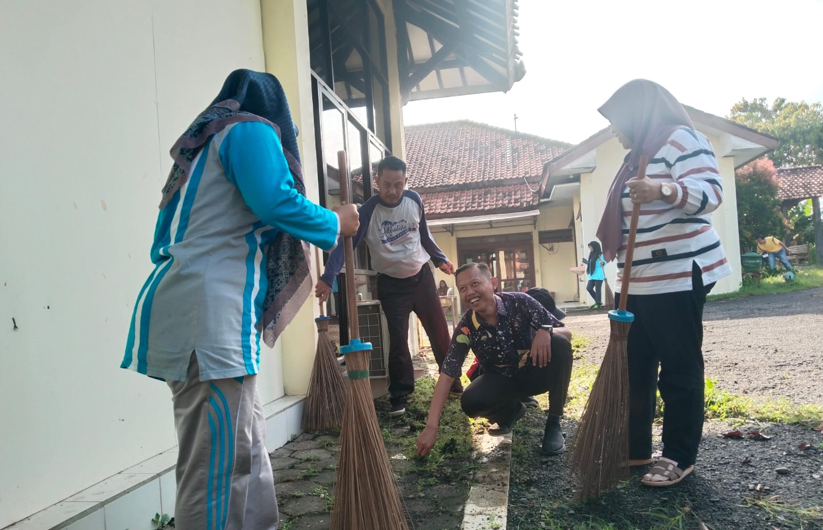 asn-kecamatan-lebaksiu-dukung-gerakan-indonesia-asri