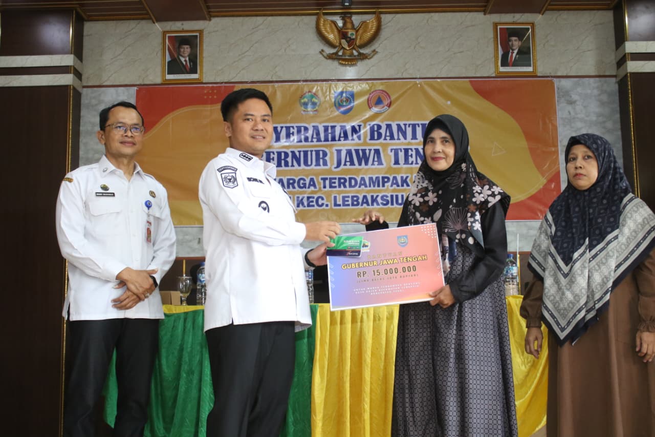 bupati-tegal-serahkan-bantuan-gubernur-sebesar-315-juta-rupiah-untuk-korban-bencana-tanah-bergerak-kajen-lebaksiu