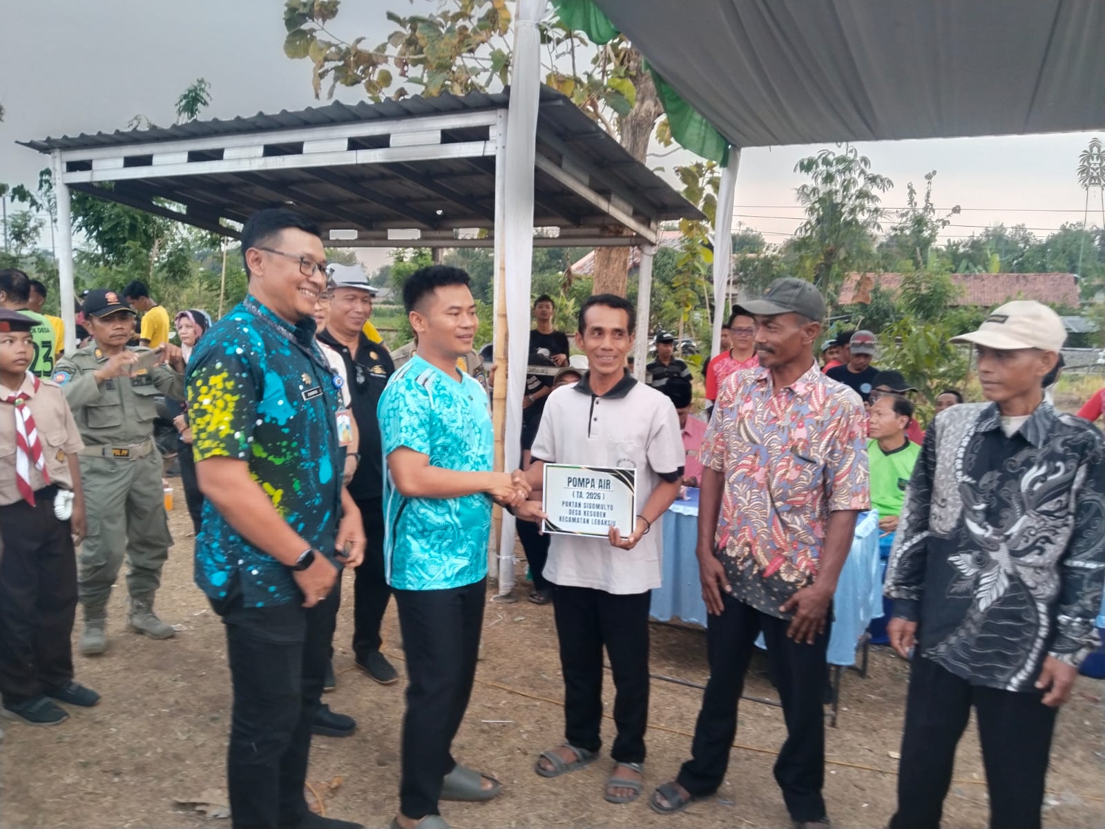 bupati-tegal-serahkan-bantuan-pompa-air-untuk-14-kelompook-tani-kecamatan-lebaksiu