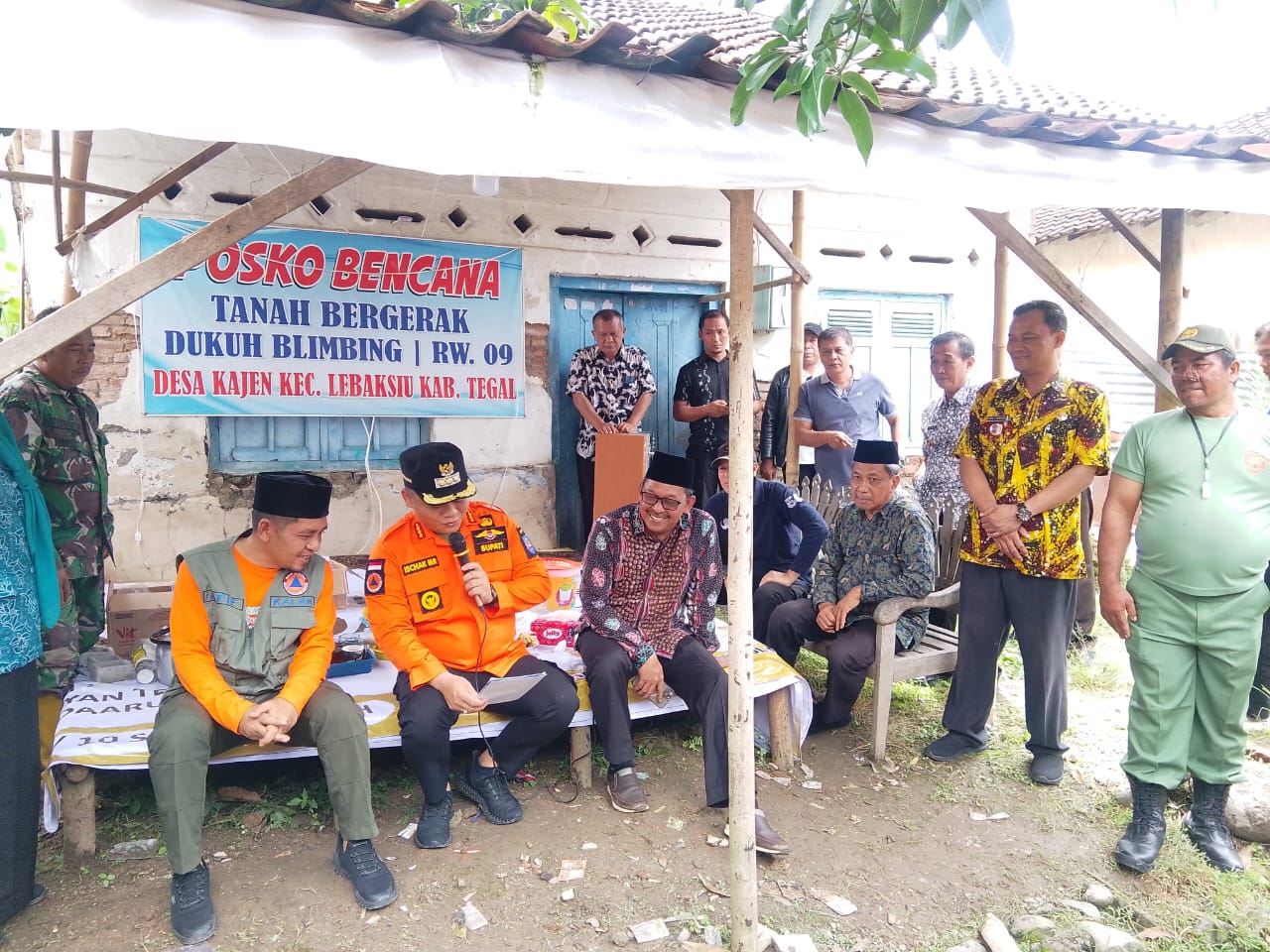 camat-lebaksiu-dampingi-bupati-tegal-tinjau-tanah-bergerak-di-desa-kajen