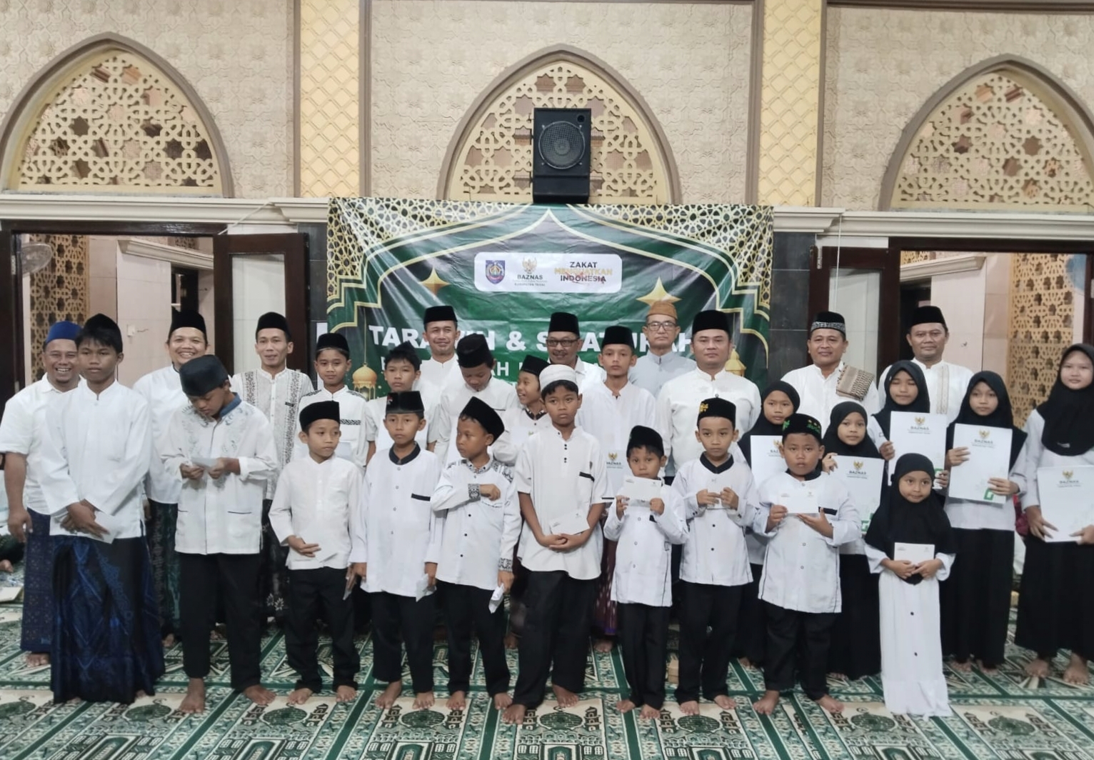 tarhim-di-tegalandong-bupati-tegal-serahkan-bantuan-untuk-masjid-dan-santuni-yatim